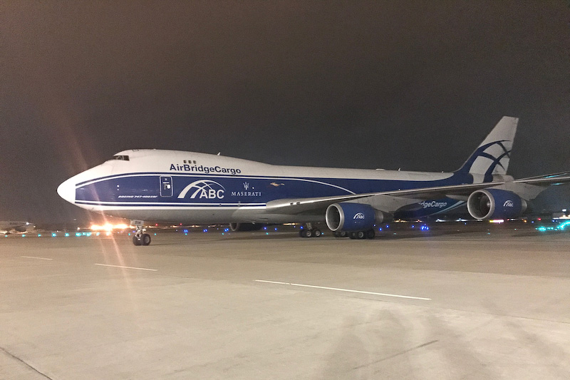 イタリアから日本に空輸される様子