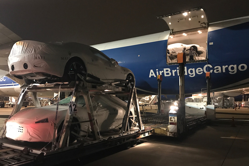 イタリアから日本に空輸される様子