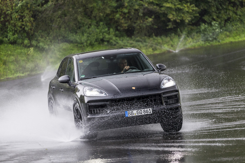 新型カイエンのボディサイズは4918×1983mm（全長×全幅）と、全高は先代から9mm下げられた。ホイールベースは2895mm