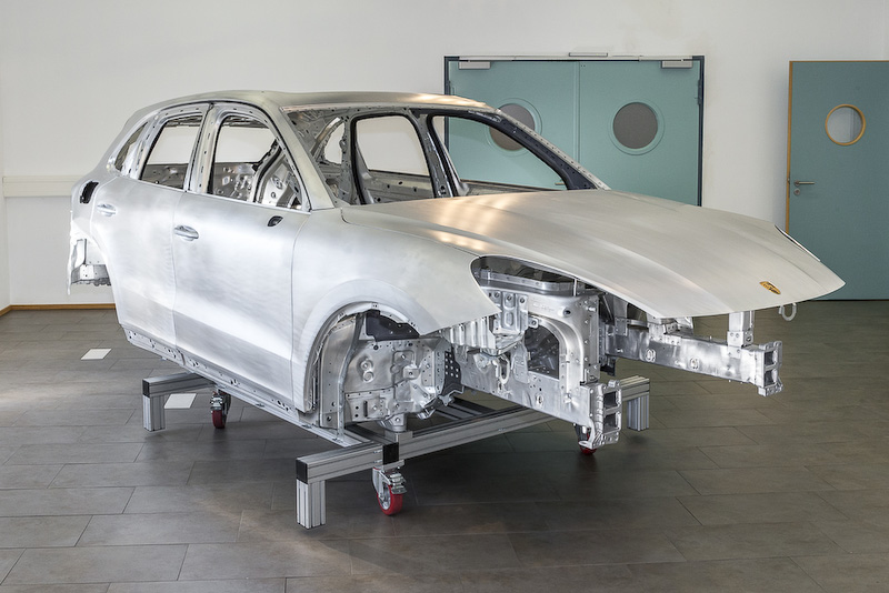 新型カイエンでは主にスチールやアルミニウムを用いたハイブリッド構造を採用