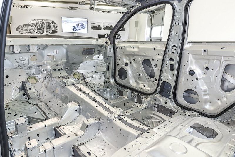 新型カイエンでは主にスチールやアルミニウムを用いたハイブリッド構造を採用