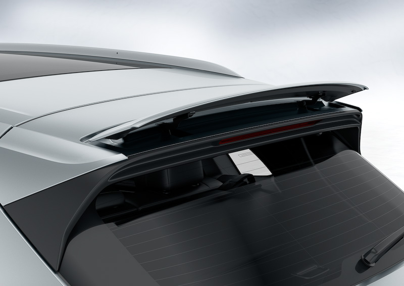 「ターボ」グレードには「アダプティブルーフスポイラー」が装備される