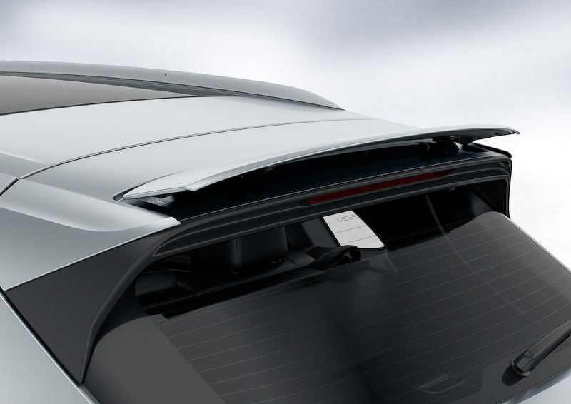 「ターボ」グレードには「アダプティブルーフスポイラー」が装備される