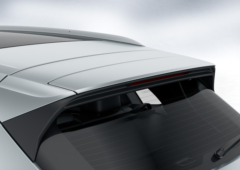 「ターボ」グレードには「アダプティブルーフスポイラー」が装備される