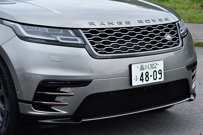 フロントマスクは水平方向にラウンドシェイプを入ったデザイン