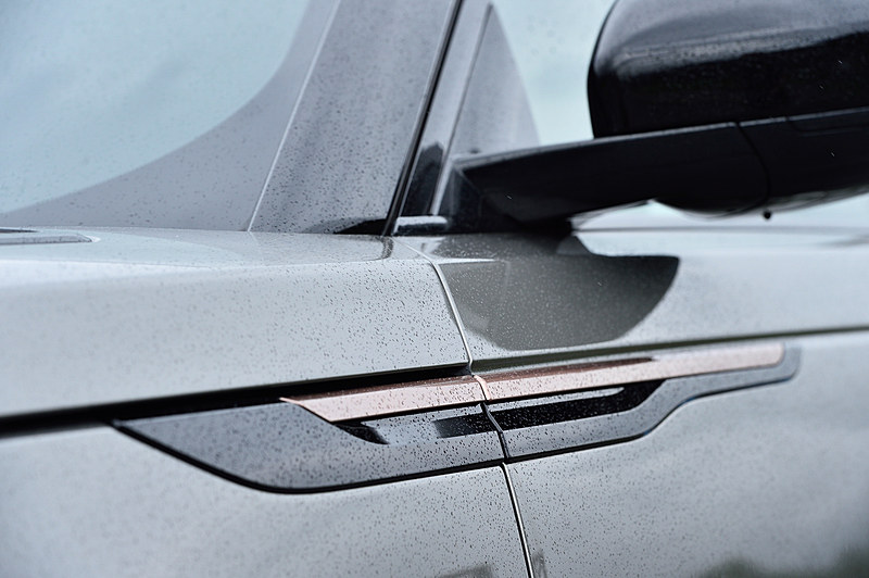 R-DYNAMICグレードでは、バーニッシュドカッパーの加飾をフェンダーベント（写真）やボンネットベント、バンパーアクセントなどに採用