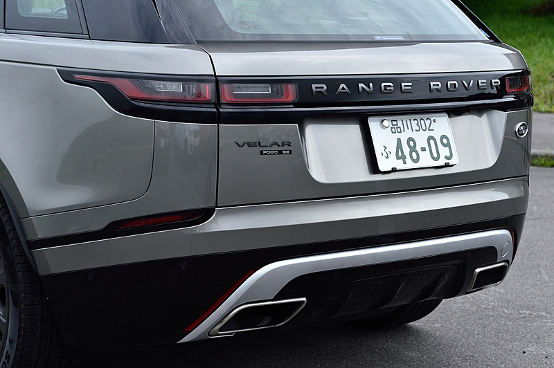 R-DYNAMICグレードはマフラーエンドがバンパー内に設定されるインテグレーテッドタイプ