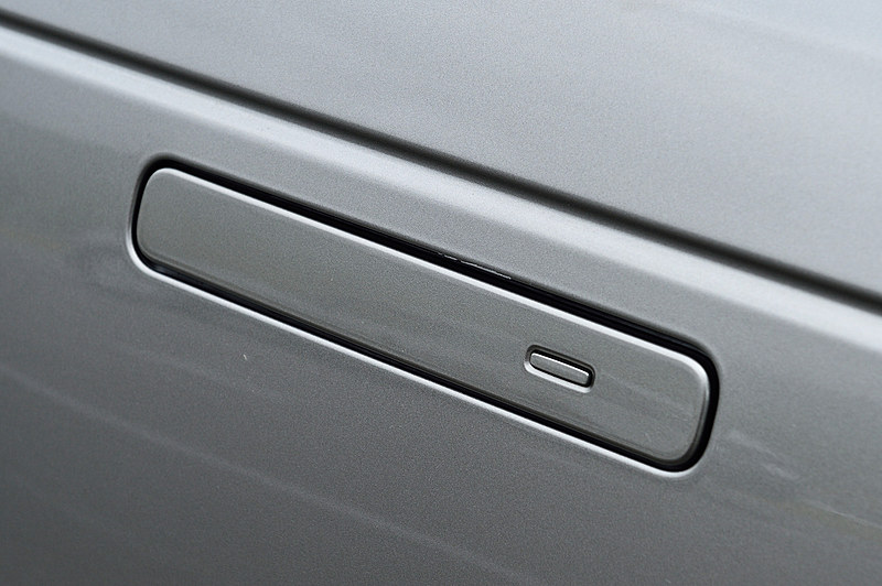 ドアパネルと一体化する「フラッシュドアハンドル」は、空気抵抗を低減するだけでなく、ヴェラールが持つ「Reductionism（還元主義）」という理念も表現している