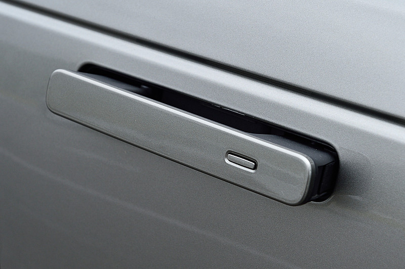 ドアパネルと一体化する「フラッシュドアハンドル」は、空気抵抗を低減するだけでなく、ヴェラールが持つ「Reductionism（還元主義）」という理念も表現している