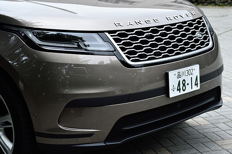 R-DYNAMIC以外のグレードでは、シルバーを基調としたグリルなどを装着して差別化