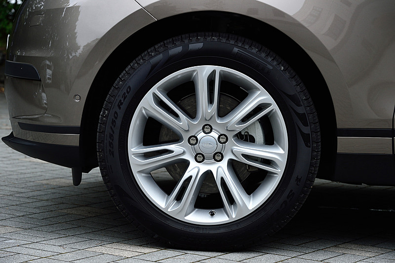 タイヤサイズは255/50 R20。オールシーズンタイヤが標準装着となるが、無償オプションでサマータイヤを選択することも可能