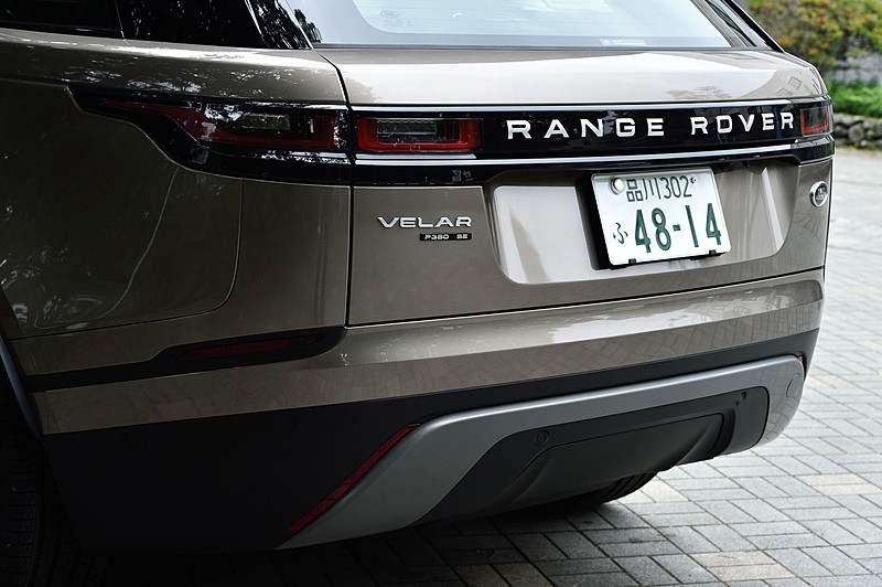 R-DYNAMIC以外のグレードは、マフラーエンドを敢えて強調しないスタイル