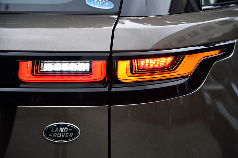 積層化して奥行きを感じさせるリアコンビネーションランプ