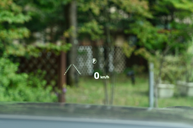 ヘッドアップディスプレイは「FIRST EDITION」に標準装備。そのほかのグレードはオプション設定となる