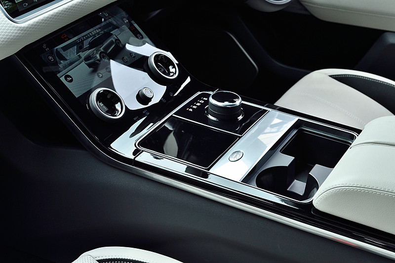 「F-PACE」と同じく、シフトセレクターはダイヤル式