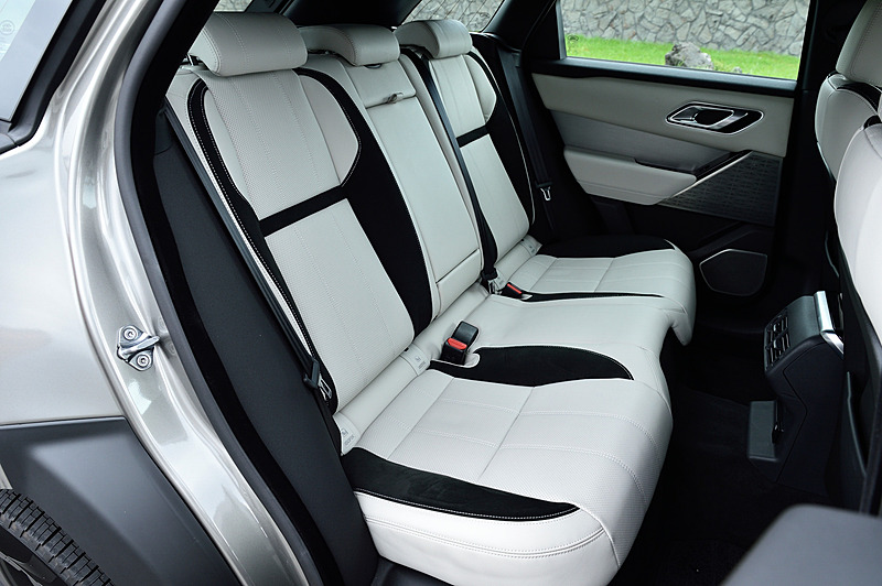 後席のシートバックはリクライニング可能。シート表皮はパーフォレーテッドグレインレザースエードクロス