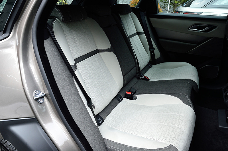 クヴァドラが手がける「プレミアムテキスタイル＆スエードクロスシート」は、全車に94万4000円高でオプション設定