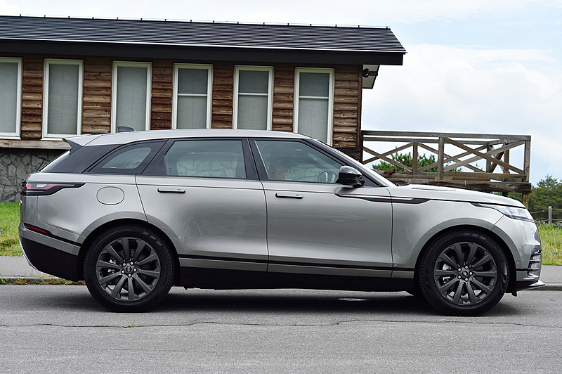 エアサスの設定変更で、車高は「ハイウェイ」の-10mm（左）や「オフロード2」の＋46mmなど5種類に変化。通常の最低地上高は205mm（中央）