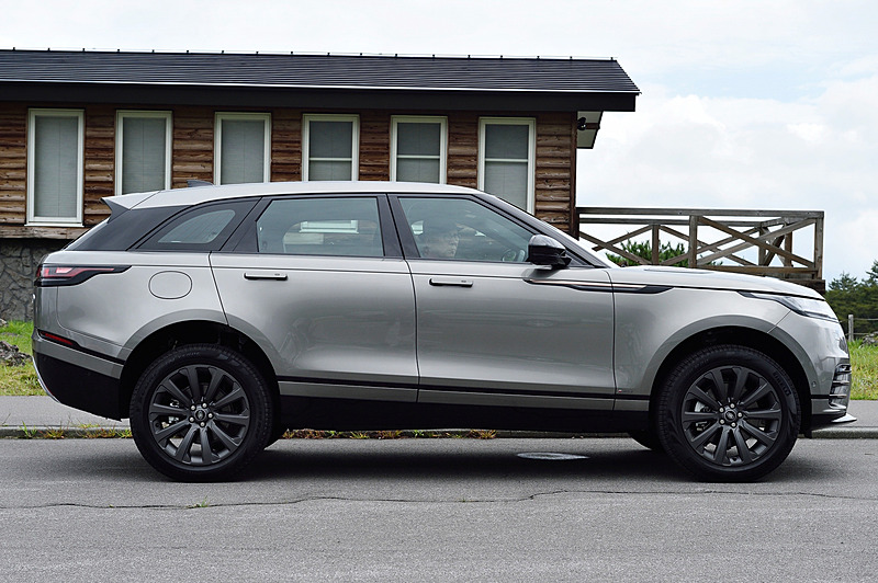 エアサスの設定変更で、車高は「ハイウェイ」の-10mm（左）や「オフロード2」の＋46mmなど5種類に変化。通常の最低地上高は205mm（中央）