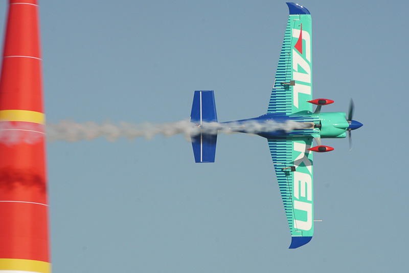 フリープラクティスで飛行中の室屋義秀選手（No.31 チーム ファルケン）