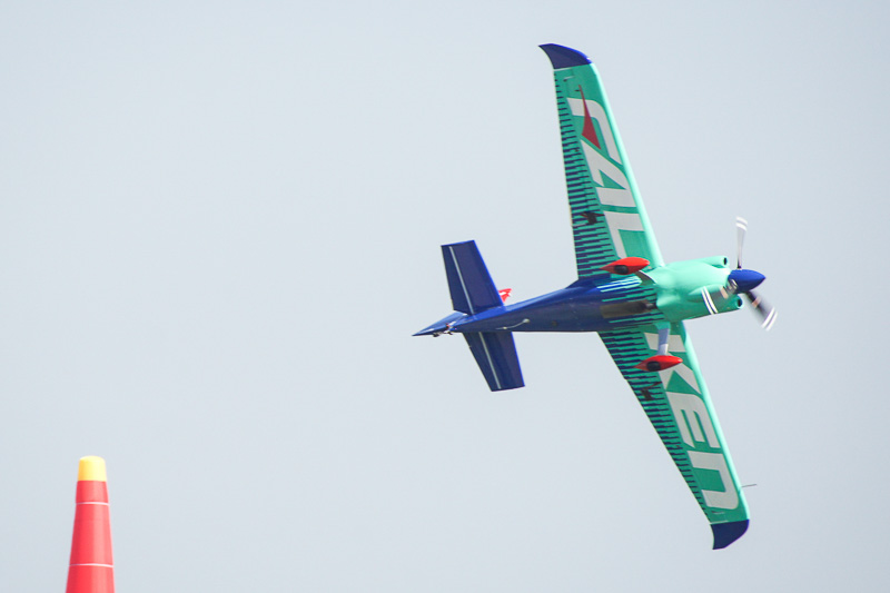 フリープラクティスで飛行中の室屋義秀選手（No.31 チーム ファルケン）