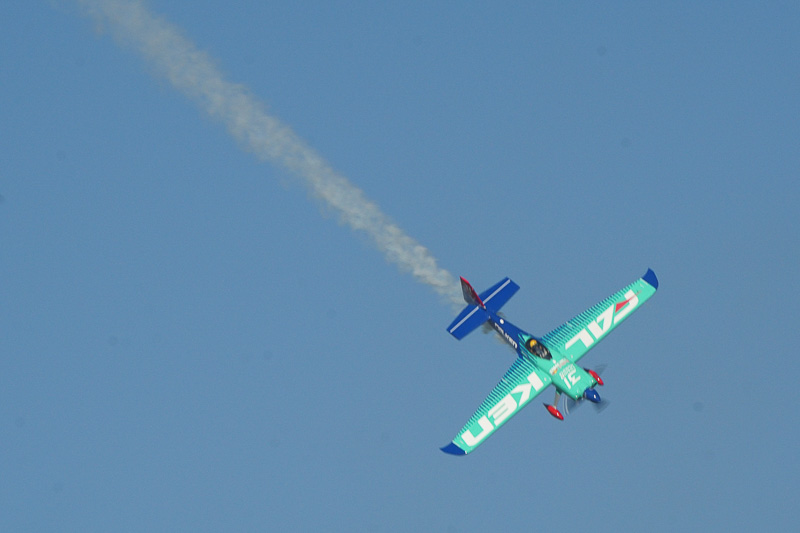フリープラクティスで飛行中の室屋義秀選手（No.31 チーム ファルケン）