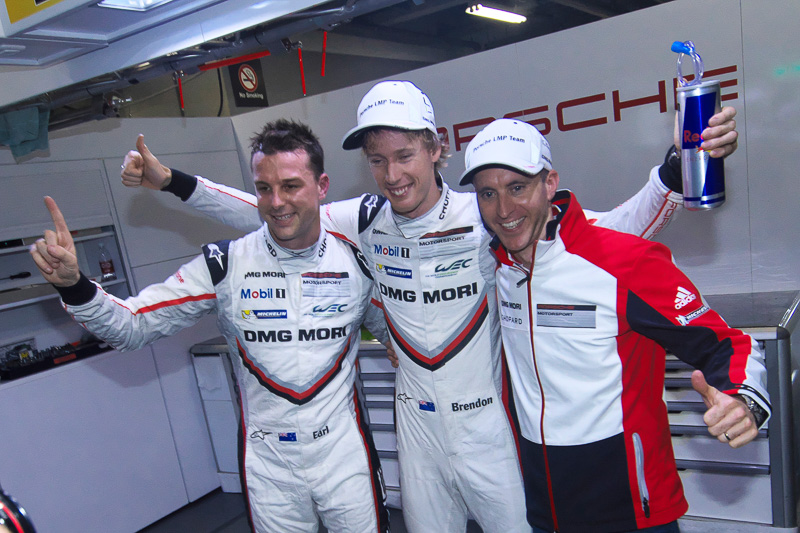 ポールを獲得した2号車 ポルシェ 919 ハイブリッドのクルー、左からアール・バンバー選手、ブレンドン・ハートレー選手、ティモ・ベルンハルト選手