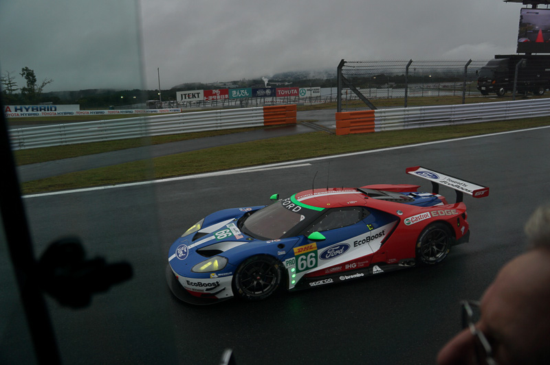 サーキットサファリでバスからレーシングカーを見ているところ、テレビでしか見たことが無かったあのクルマが、手が届きそうな目の前を走っている……