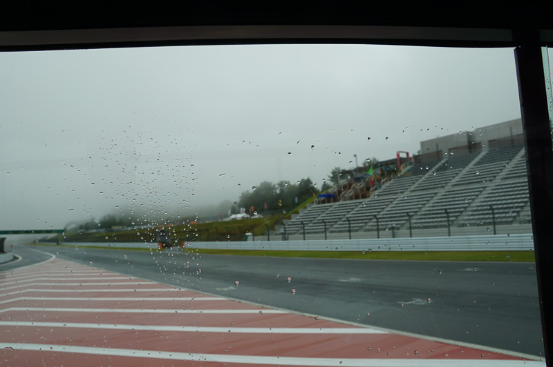 ピットロードの手前からいきなりストレートに出る、ストレートが目の前に見えるのも不思議な光景