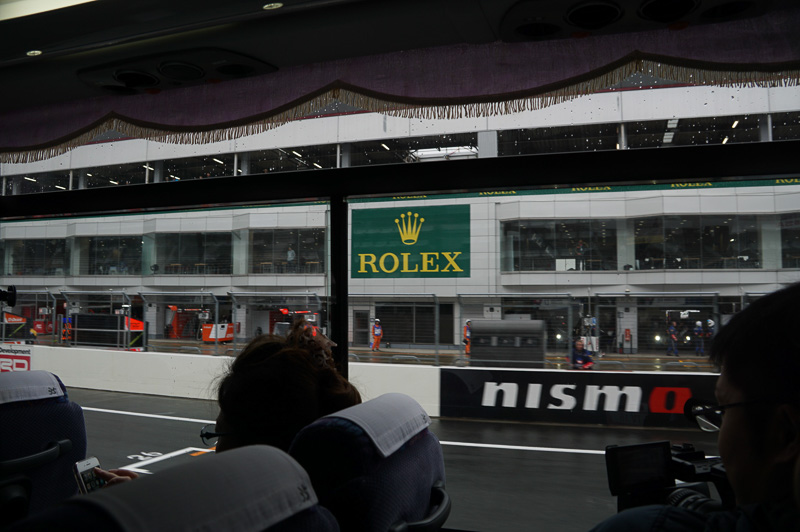 バスはずっとコースの左側を走るので、最初は右側席の人が楽しめる、途中で左右を交代する