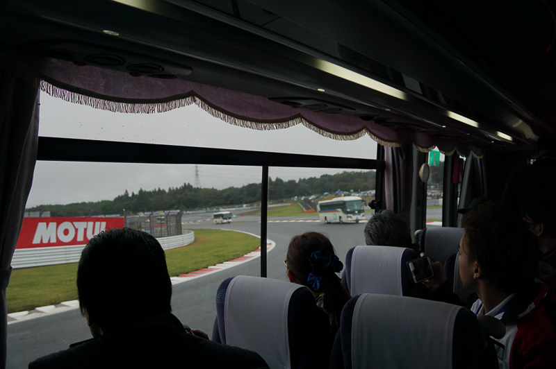 バスはずっとコースの左側を走るので、最初は右側席の人が楽しめる、途中で左右を交代する