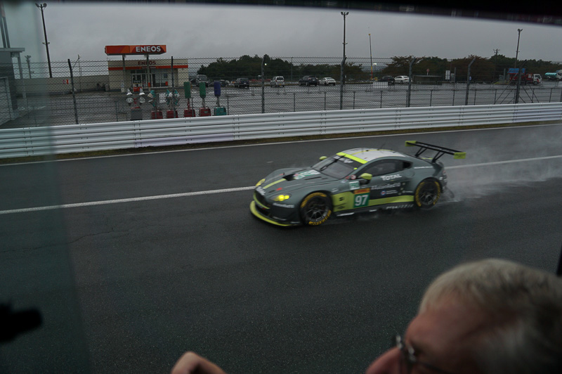 ストレートから1コーナーへ向かう途中、LMP1/2カーやGTEカーが駆け抜けていく