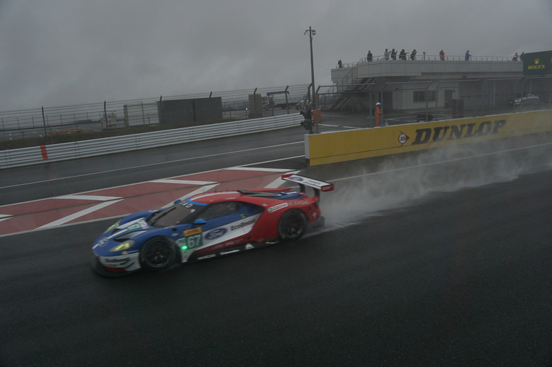 ストレートから1コーナーへ向かう途中、LMP1/2カーやGTEカーが駆け抜けていく