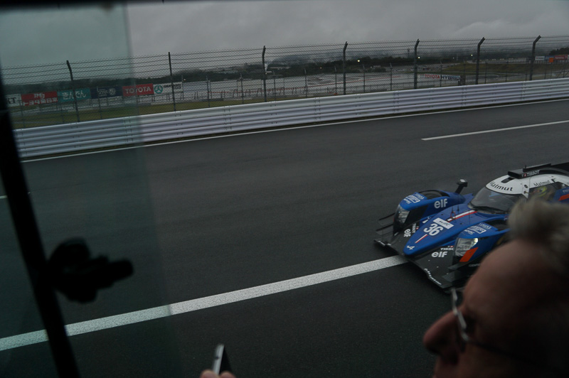 ストレートから1コーナーへ向かう途中、LMP1/2カーやGTEカーが駆け抜けていく