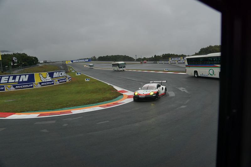 本当にバスから手が届きそうな所をレーシングカーが