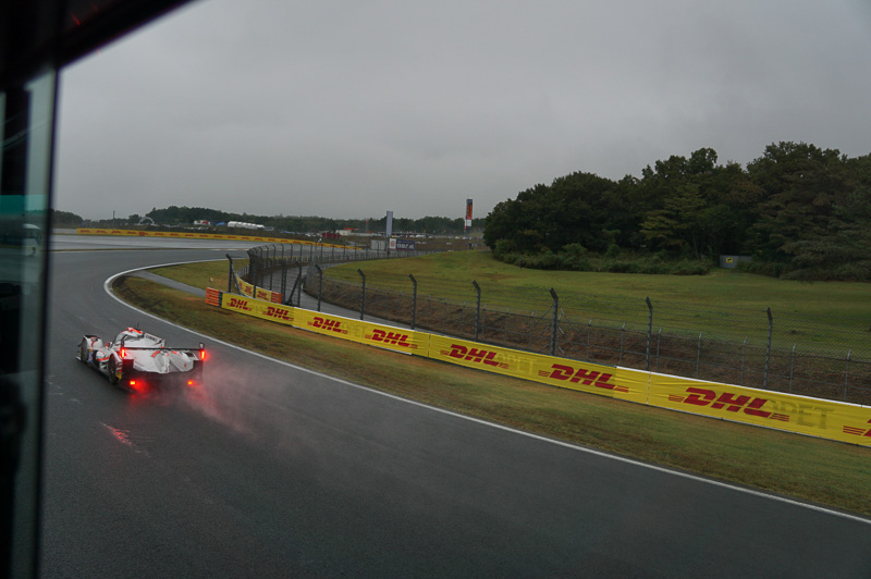 本当にバスから手が届きそうな所をレーシングカーが