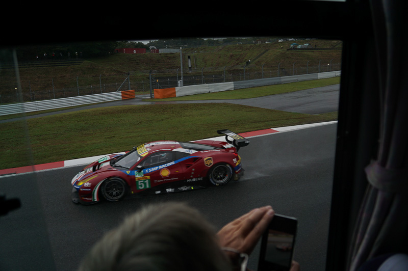 本当にバスから手が届きそうな所をレーシングカーが