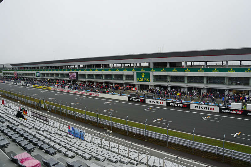 ピットウォーク中のピットレーン