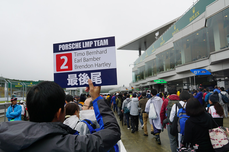 2号車ポルシェクルーサイン会の最後尾……LMP1のクルーはやはり大人気なので、早めに並んだ方がいい