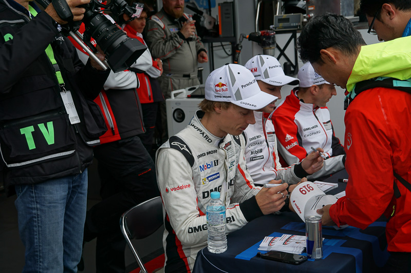 サイン会に参加しているブレンダン・ハートレイ選手、何気なく手前にレッドブルが置かれていた