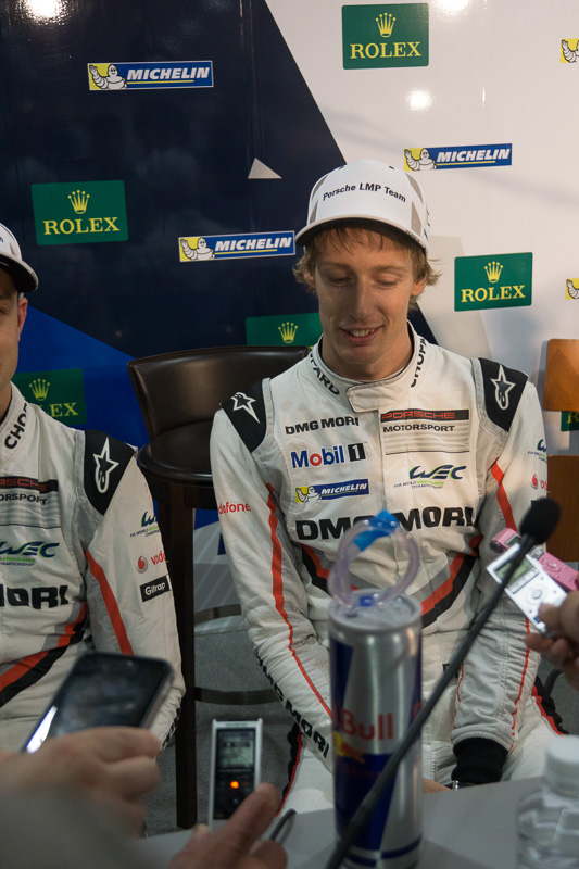 ポール会見後のハートレイ選手、既にレッドブルボトルを持ち込んでいた