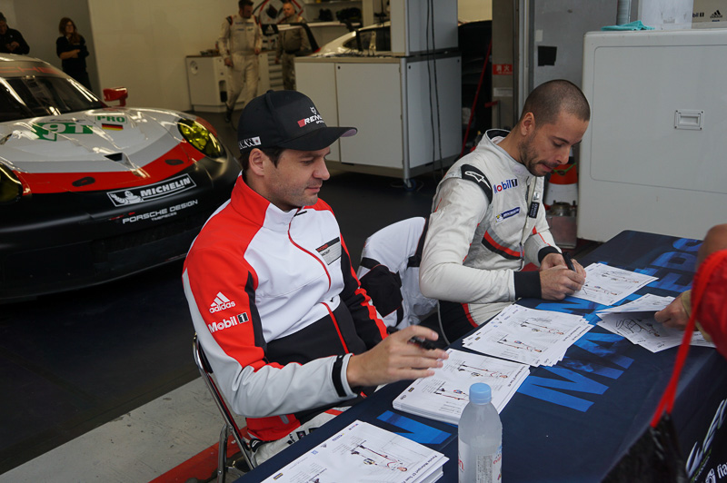 日本を第2の故郷と呼んでいる91号車 ポルシェ 911 RSR（リヒャルト・リエツ/フレデリック・マコヴィッキィ組）のマコヴィッキィ選手も大人気