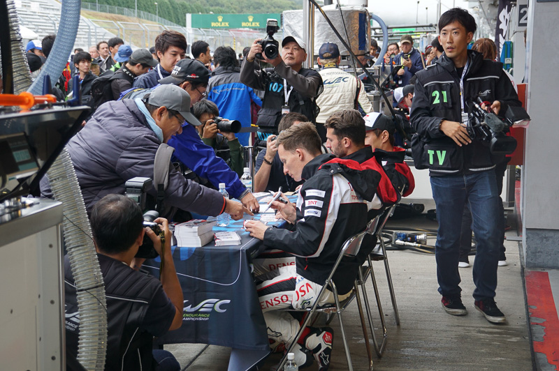 7号車、8号車トヨタのクルーはもちろん一番人気で、ピットレーンの遙か手前から列ができていた