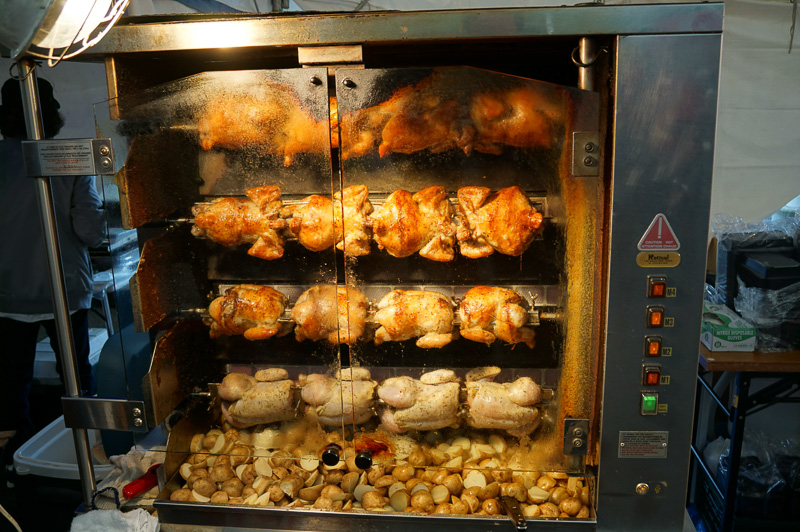 1/4チキンとローストポテト。ル・マン24時間レースを取材した時も同じ料理を屋台で食した