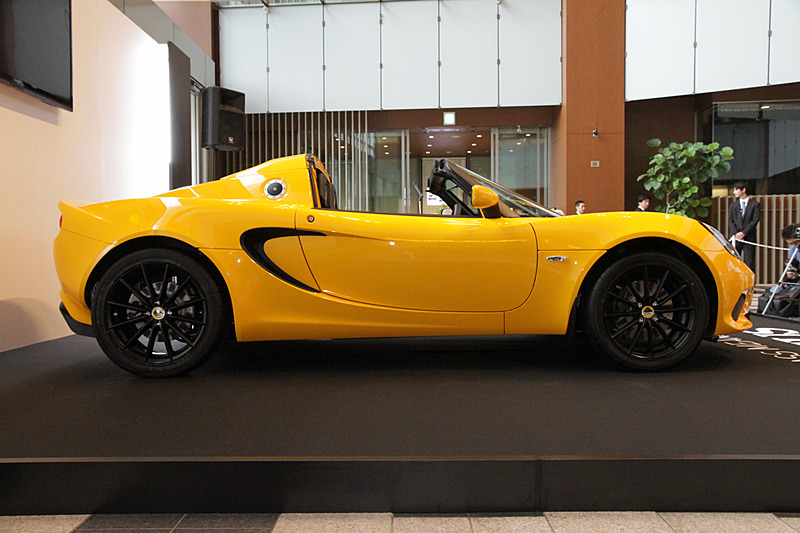 ボディサイズは3800×1720×1130mm（全長×全幅×全高）、ホイールベースは2300mm。車両重量は841kg（数値は本国発表値）