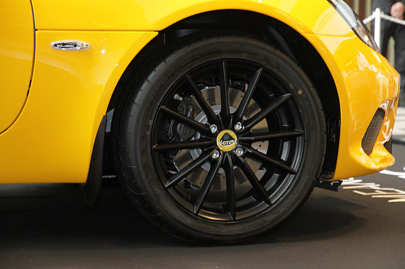 ボディサイズは3800×1720×1130mm（全長×全幅×全高）、ホイールベースは2300mm。車両重量は841kg（数値は本国発表値）