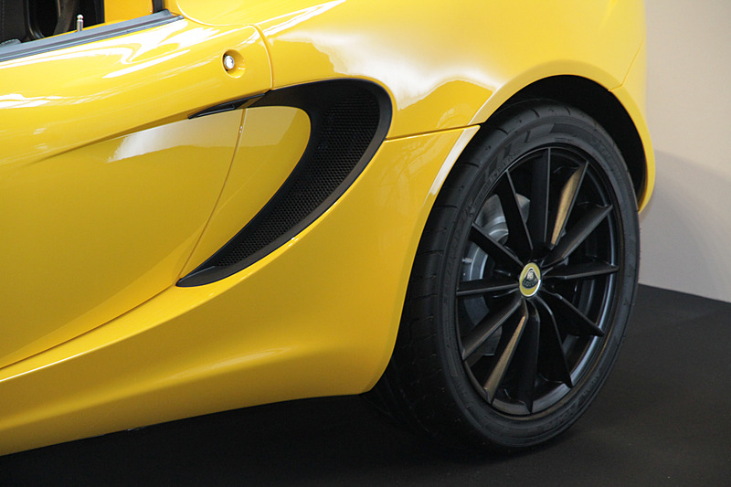 ボディサイズは3800×1720×1130mm（全長×全幅×全高）、ホイールベースは2300mm。車両重量は841kg（数値は本国発表値）