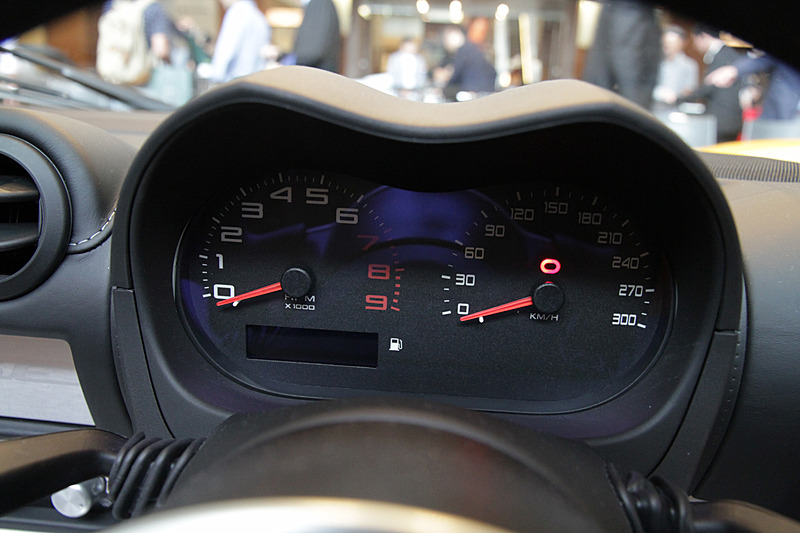 エアコン、オーディオ、フロアマットなど取り外せるものは全て除外され、軽量化に合わせて500万円を切る価格設定を実現