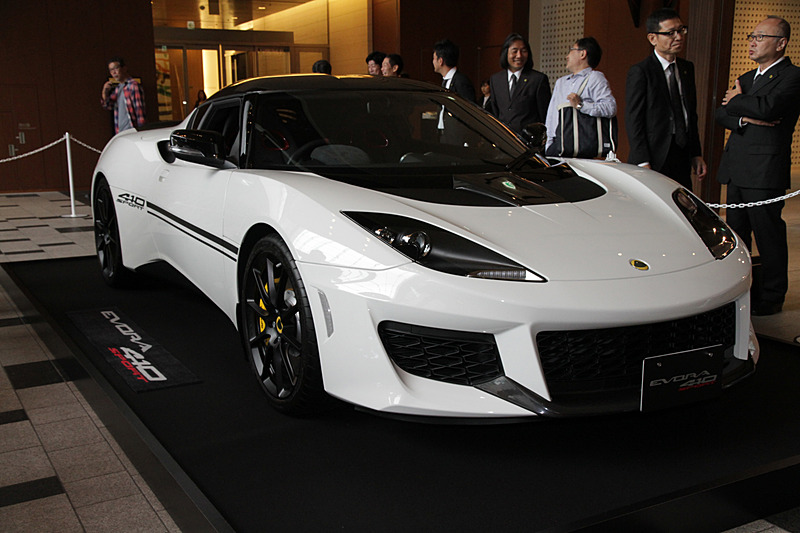 新型「エボーラ スポーツ 410」。ボディサイズは4390×1850×1240mm（全長×全幅×全高）、ホイールベースは2575mm。車両重量は6速MT車が1325kg、6速AT車が1336kg（数値は本国発表値）