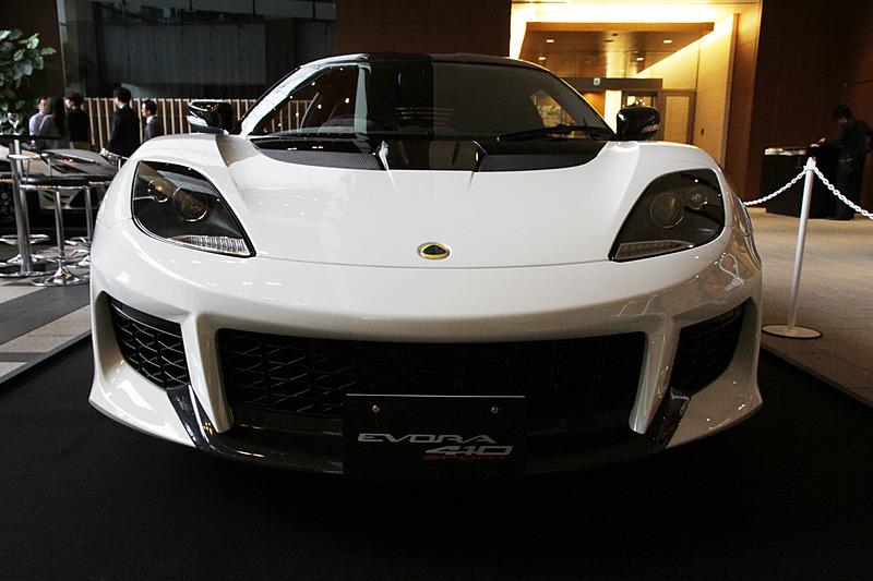 新型「エボーラ スポーツ 410」。ボディサイズは4390×1850×1240mm（全長×全幅×全高）、ホイールベースは2575mm。車両重量は6速MT車が1325kg、6速AT車が1336kg（数値は本国発表値）